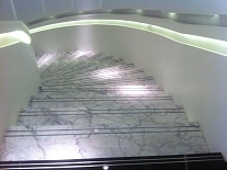 Винтовая лестница из натурального мрамора Calacatta